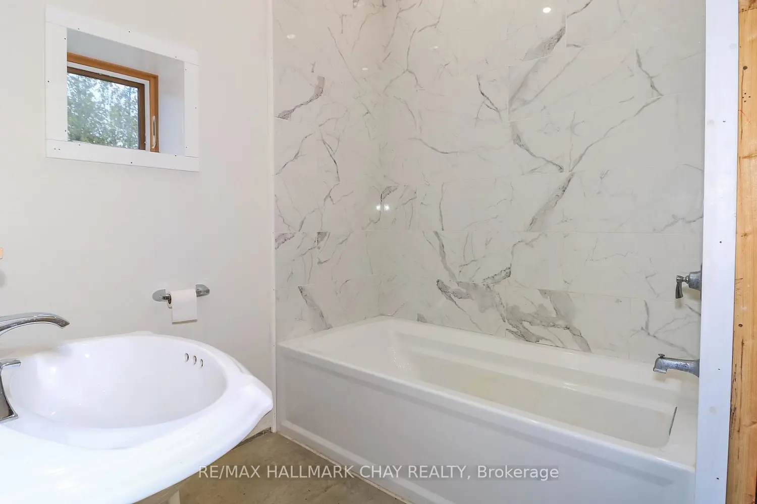 Additional image 10 of 2576 Champlain Road