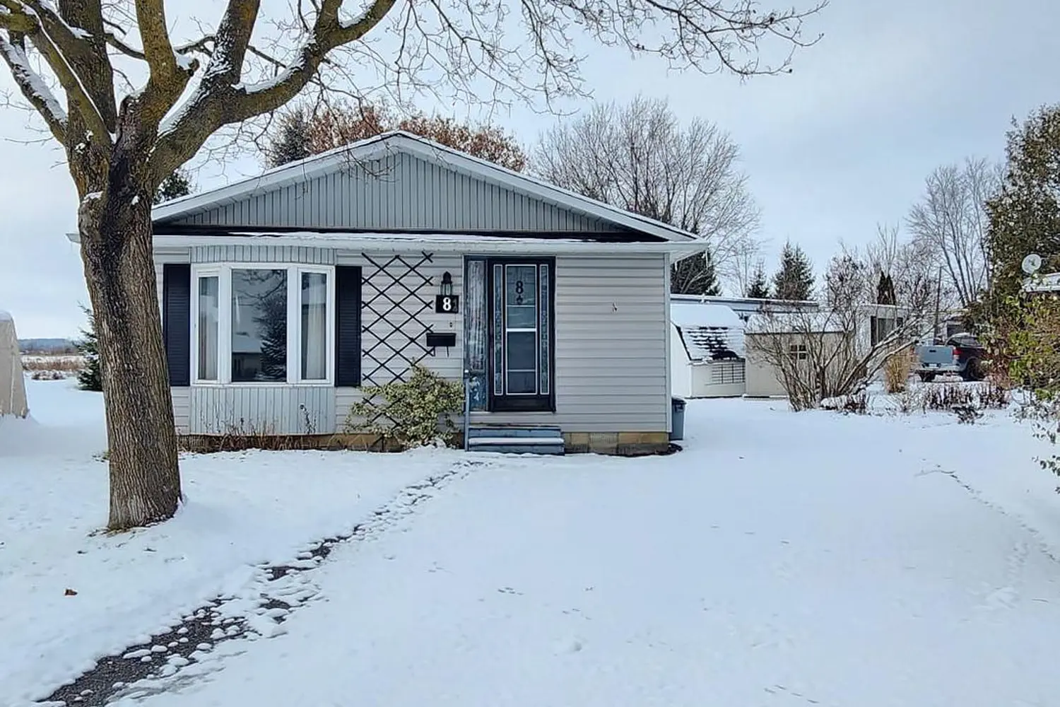 8 Maple Leaf Terrace