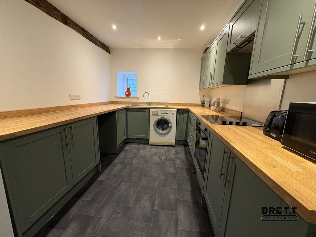Additional image 3 of 3 bed flat to rentFlat 3, 27 Main Street, Pembroke, Pembrokeshire. SA71