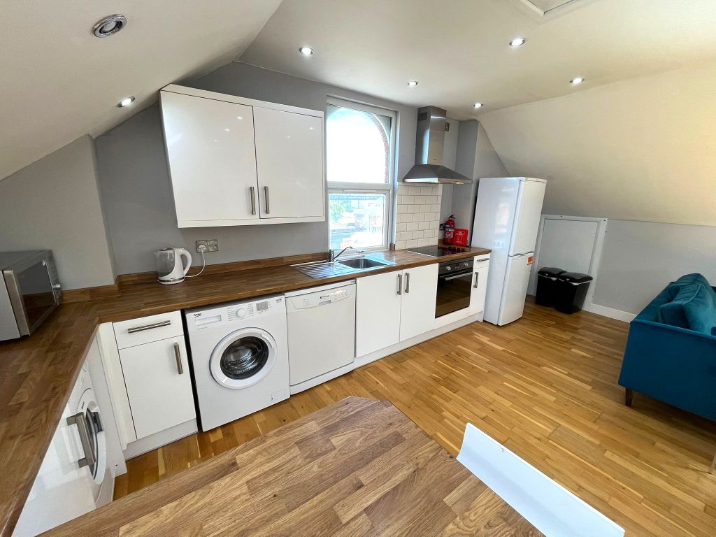 3 bed shared accommodation to rentThe Hollies, Third Avenue, Nottingham NG7 photo 2