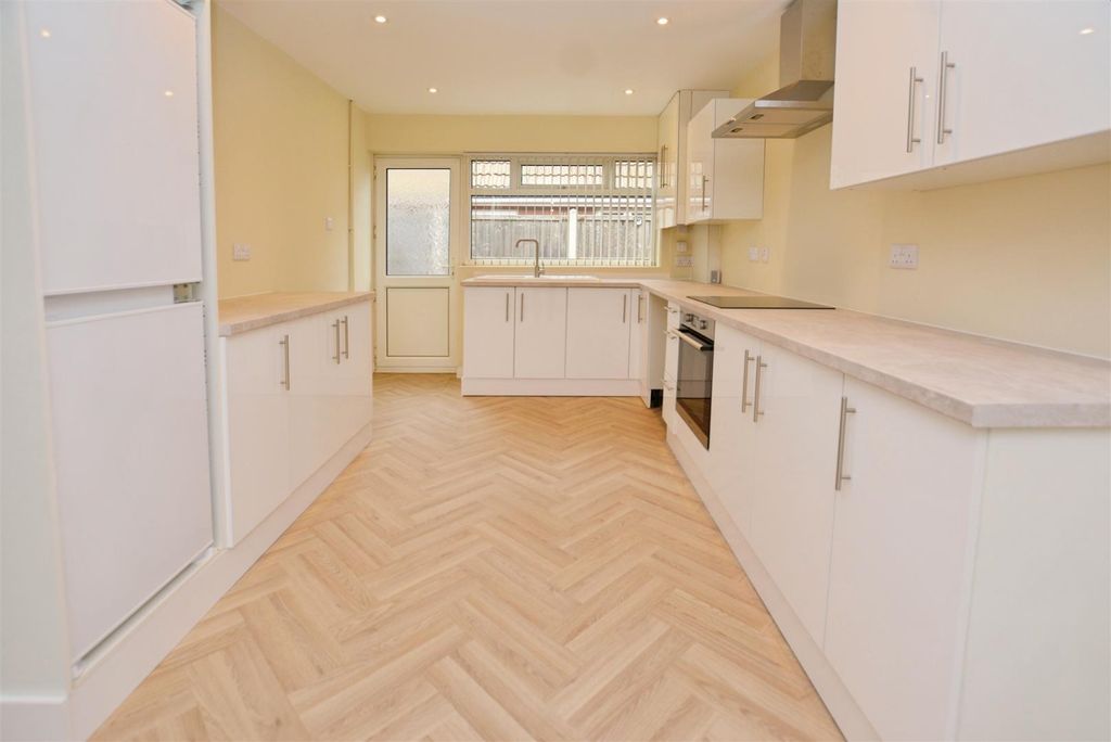 Additional image 2 of 3 bed detached bungalow to rentNorfolk Avenue, Burton-Upon-Stather, Scunthorpe DN15