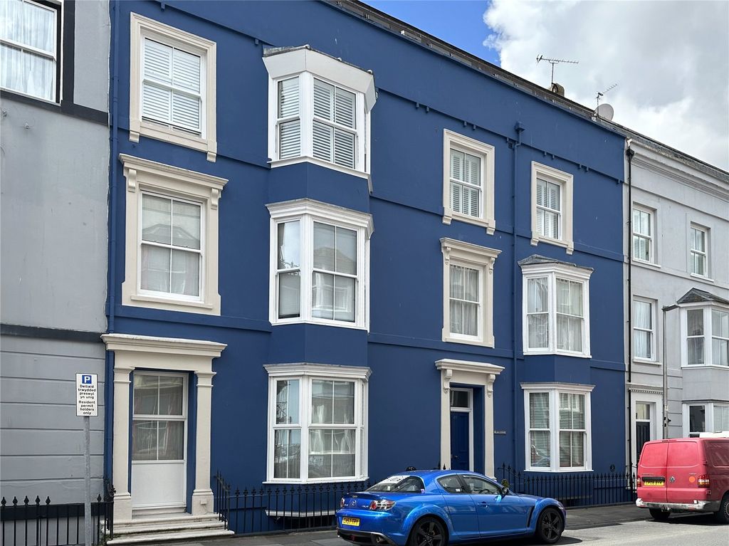2 bed flat to rentFlat 8, Islay Court, Victoria Street, Tenby SA70