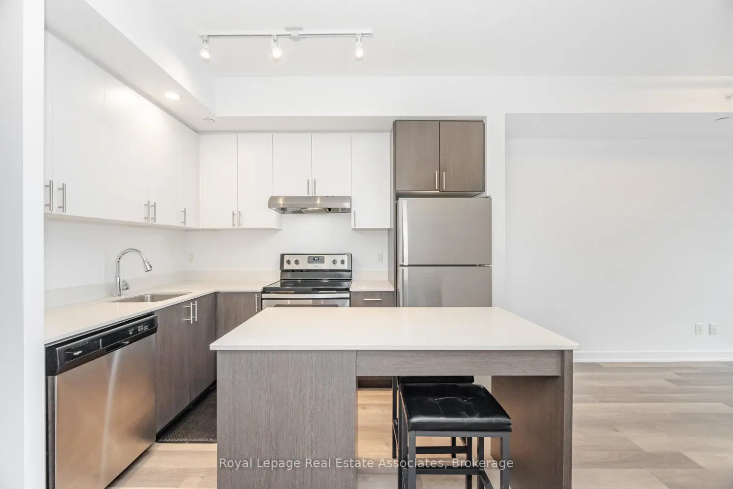 Additional image 4 of 5240 Dundas Street B401