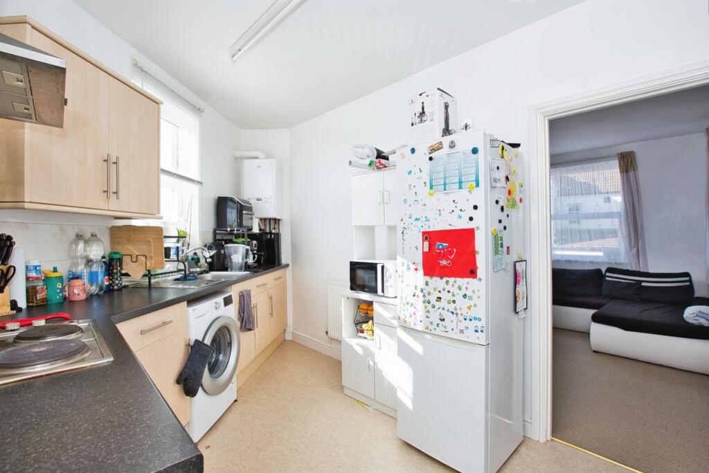 Additional image 16 of Crofton Avenue, Yeovil