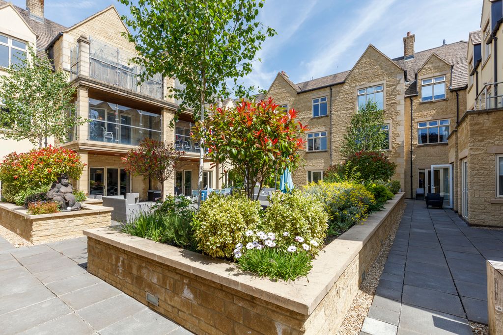 3 bed penthouse to rentStratton Place, Stratton, Cirencester GL7