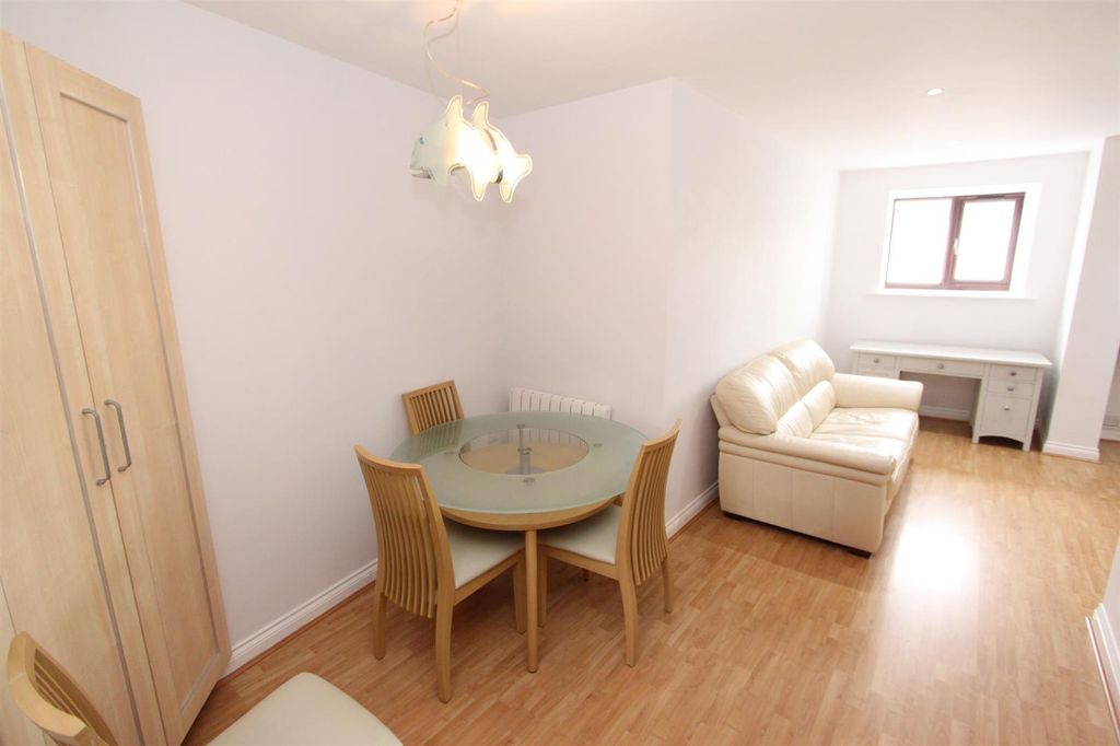 1 bed flat to rentDolphin House, Sutton Harbour PL4 photo 2
