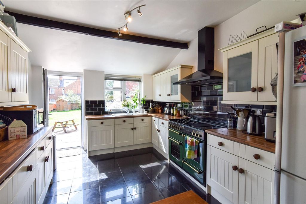 Additional image 2 of 6 bed semi-detached house to rentWarwick Place, Leamington Spa CV32