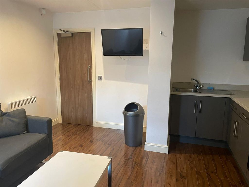 4 bed flat to rentHyde Terrace, Leeds LS2 photo 5
