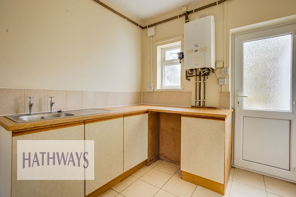 1 bed flat to rentTwo Locks Road, Two Locks NP44 photo 5