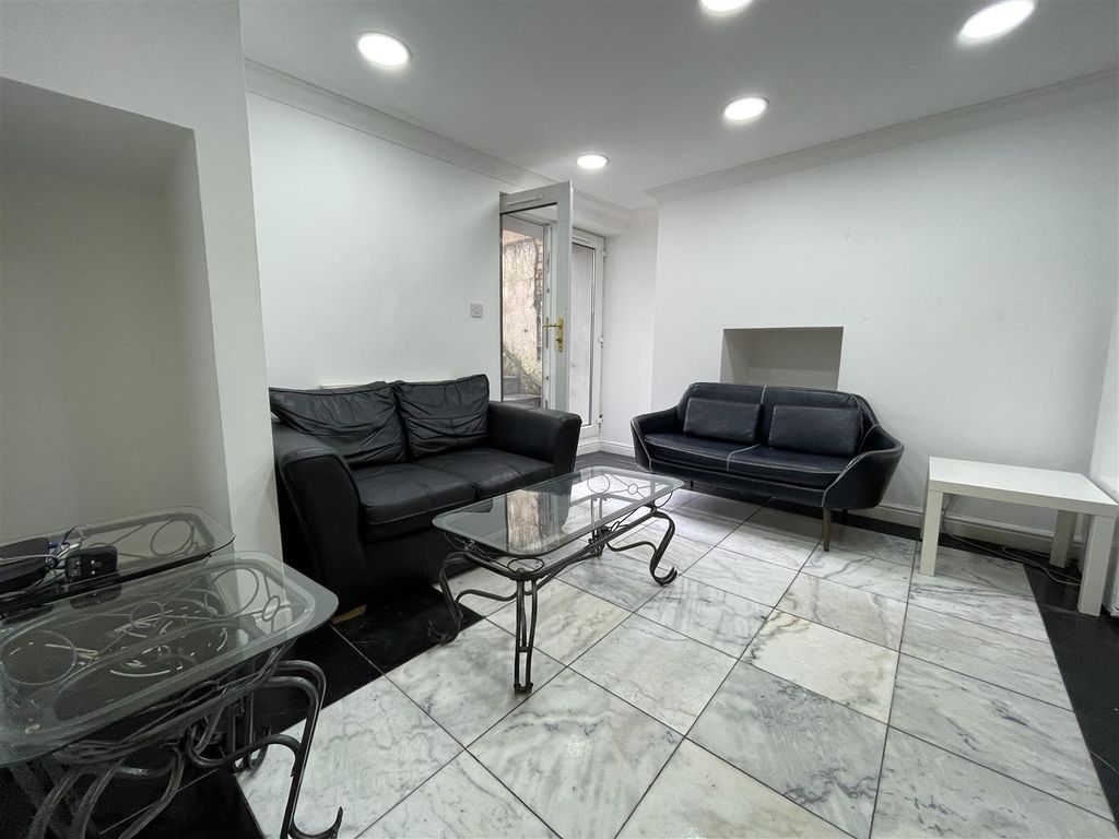 4 bed flat to rentCathays Terrace, Cardiff CF24