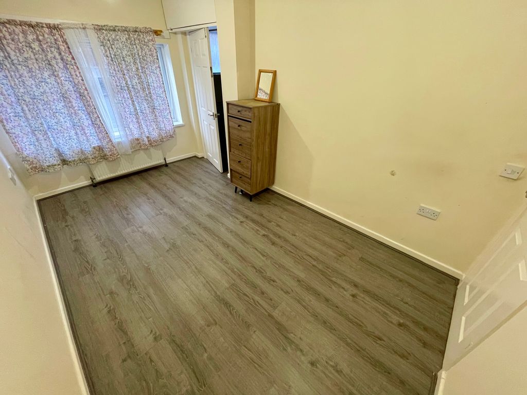 Additional image 6 of 4 bed semi-detached house to rentAlton Road, Luton LU1