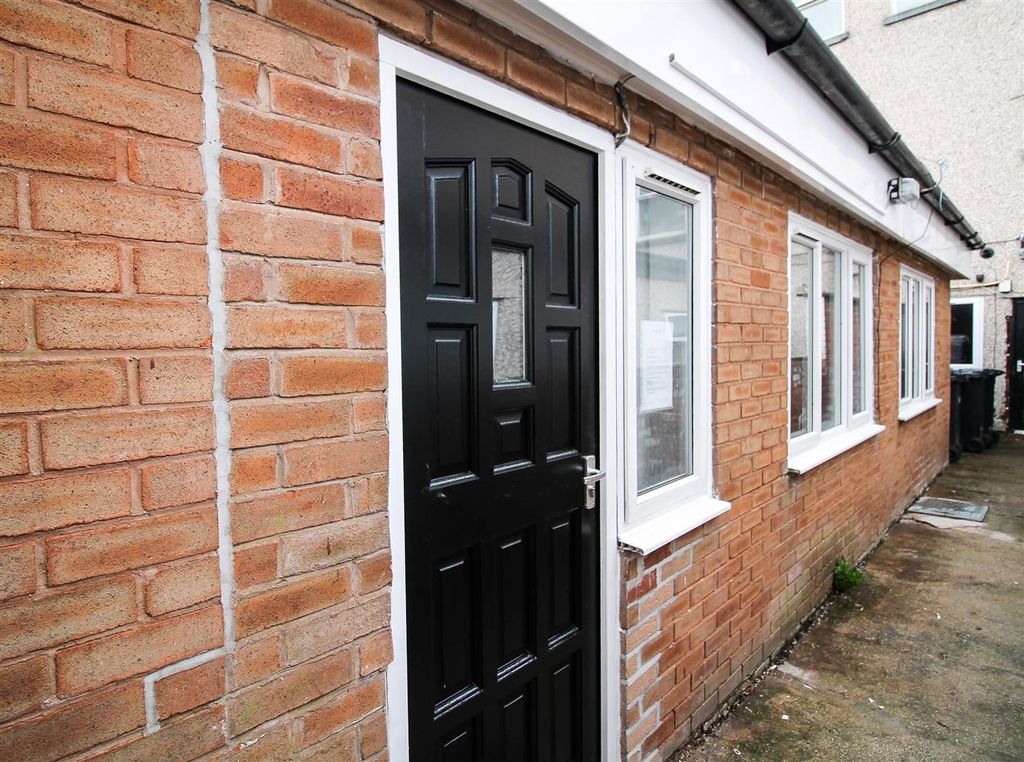 2 bed flat to rentJohn Street, Rhyl LL18
