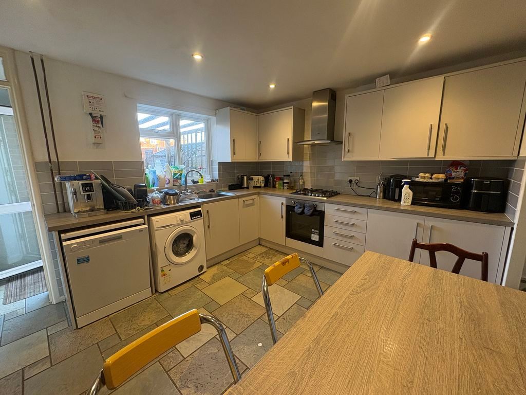 Additional image 2 of 5 bed terraced house to rentBradshaw Road, Chichester PO19