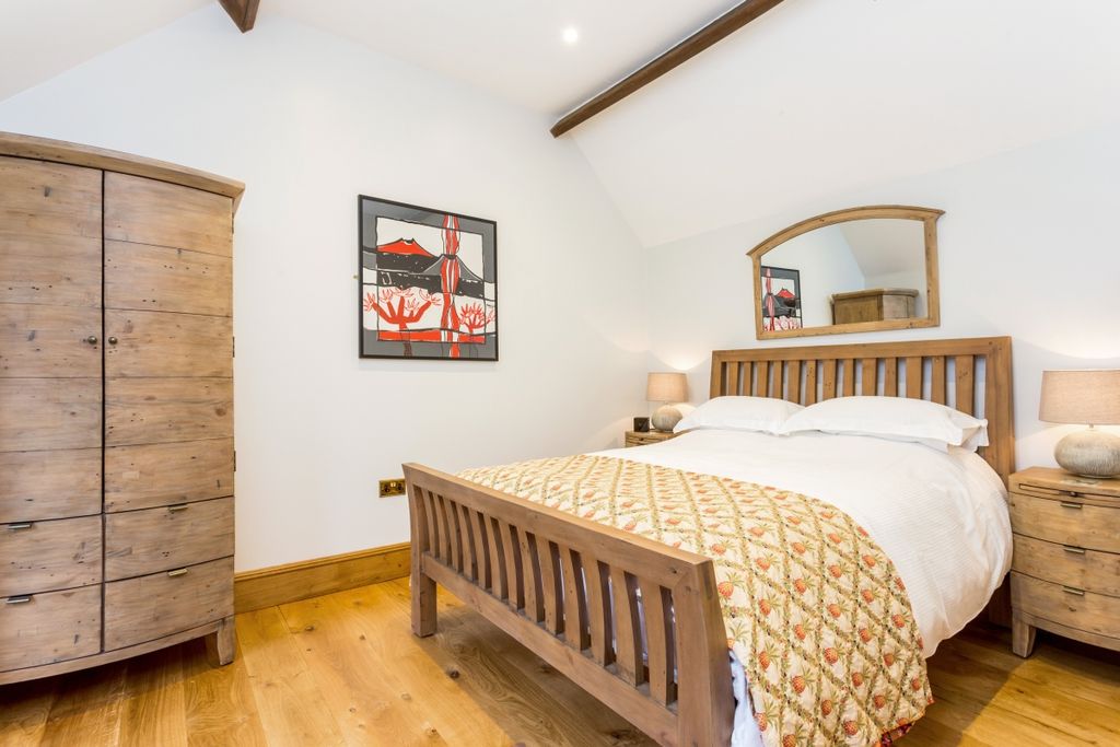 Additional image 5 of 5 bed barn conversion to rentKerves Lane, Horsham RH13