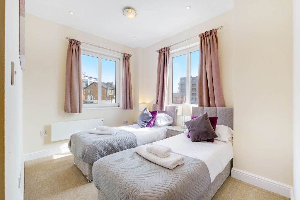 Additional image 2 of 2 bed flat to rentQueen Street, Maidenhead SL6