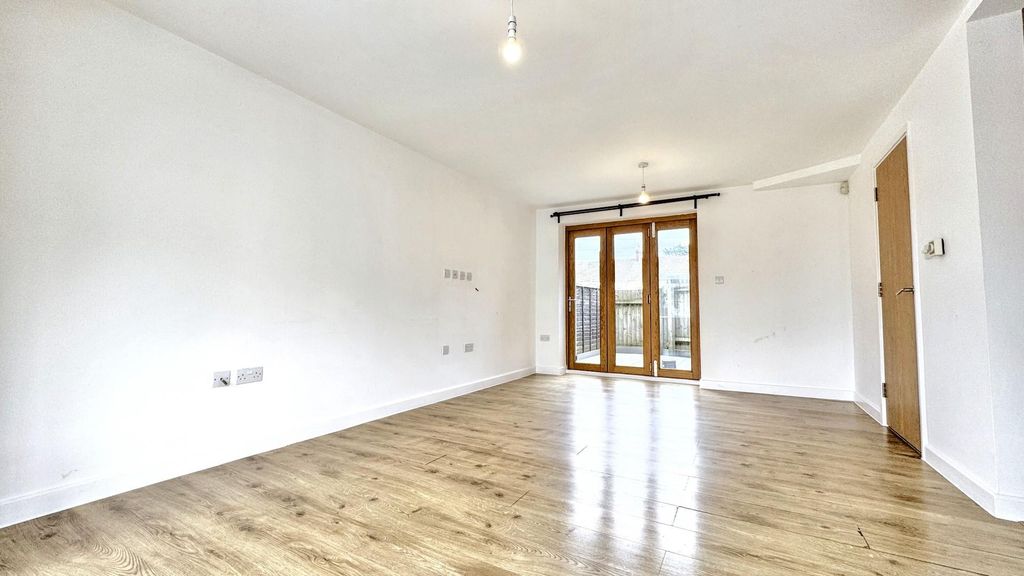 Additional image 2 of 4 bed end terrace house to rentAshley Mews, Portview Road, Bristol BS11