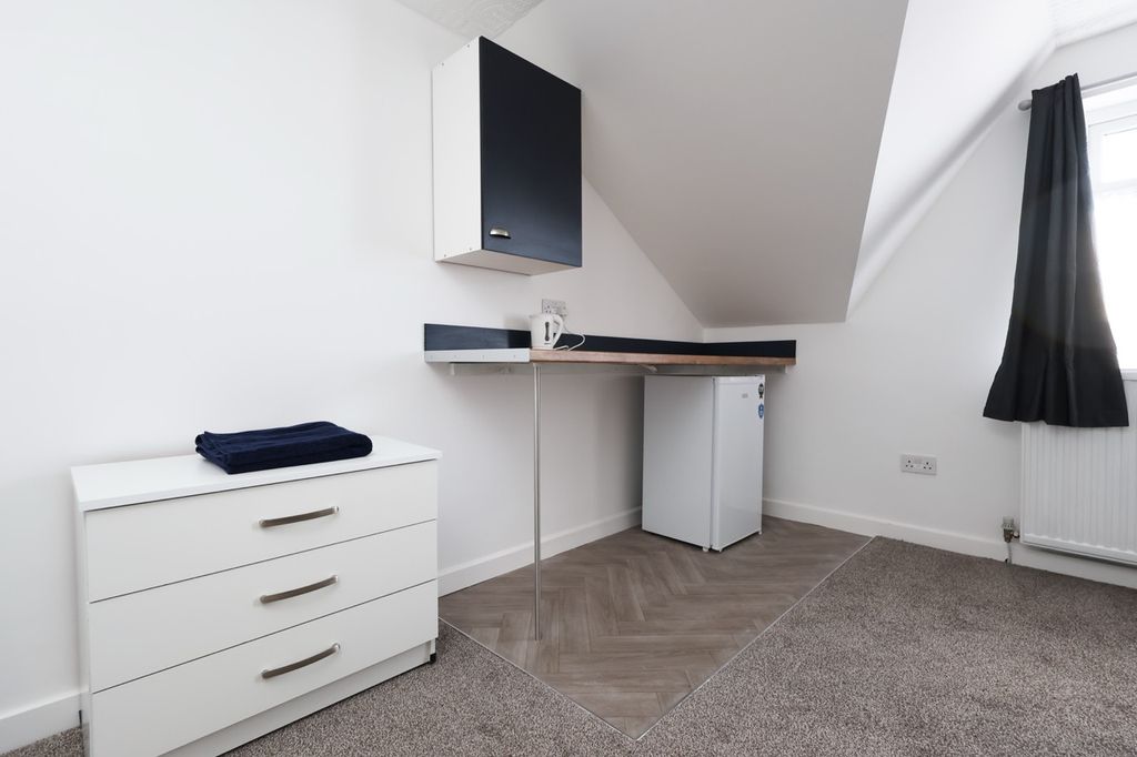 9 bed shared accommodation to rentNew Street, Burry Port SA16 photo 4