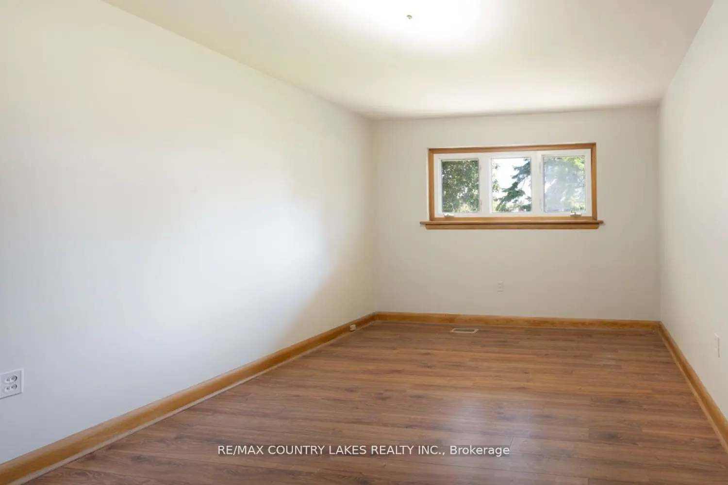 Additional image 10 of 895 Highway 7 Road