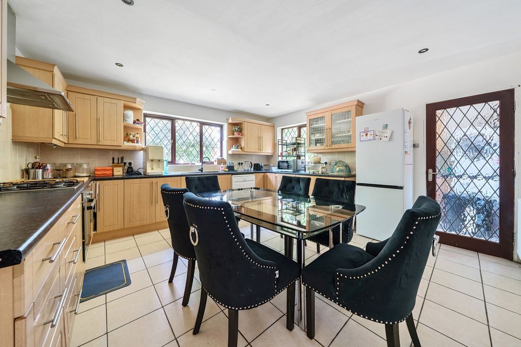 Additional image 2 of 5 bed detached house to rentFishery Road, Maidenhead SL6