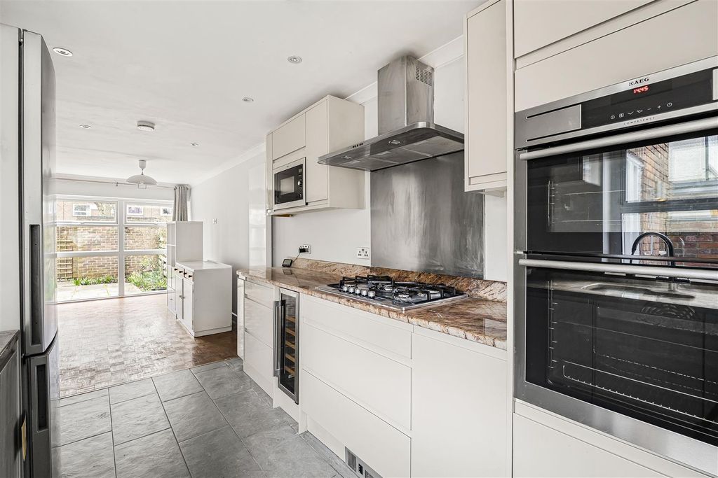 Additional image 11 of 4 bed town house to rentSt. Marks Court, Cambridge CB3