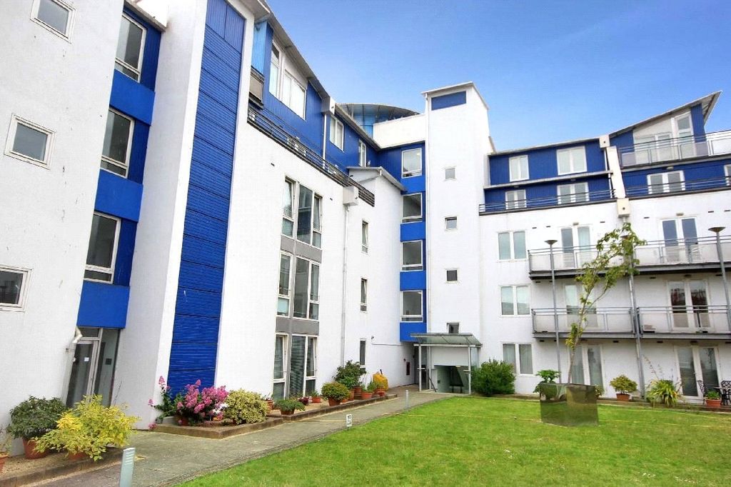 3 bed flat to rentThe Plaza, Sandford Street, Swindon, Wiltshire SN1