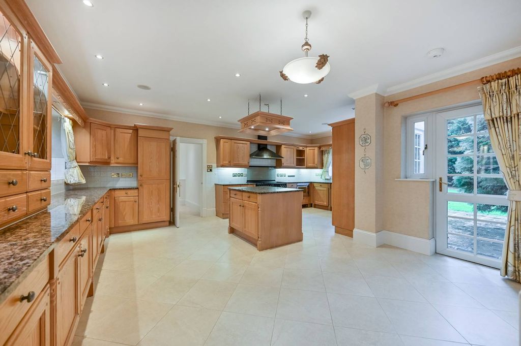 Additional image 3 of 5 bed detached house to rentWentworth Drive, Virginia Water GU25