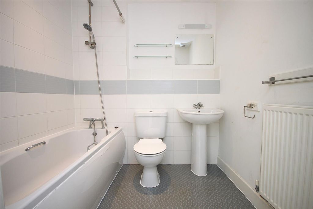 Additional image 9 of 2 bed flat to rentHighbury Drive, Leatherhead KT22