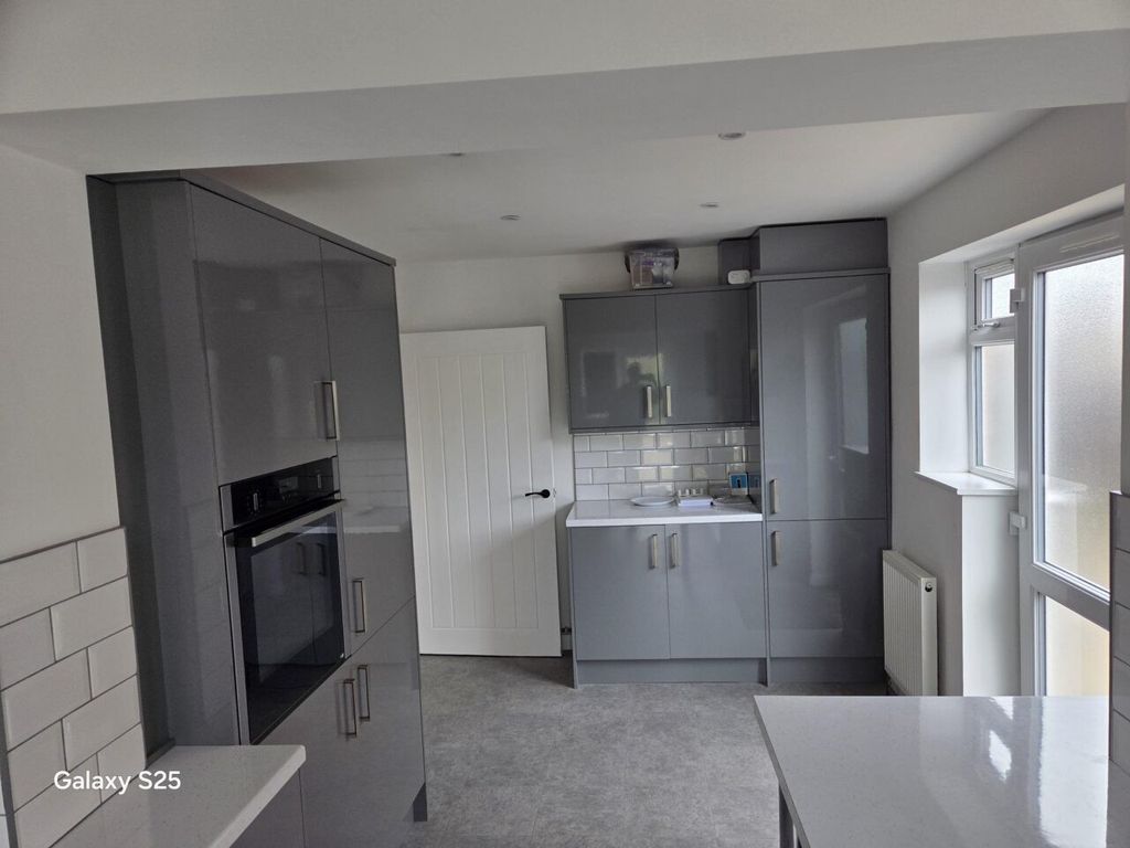 Additional image 15 of 4 bed detached house to rentFieldgate Road, Luton, Bedfordshire LU4