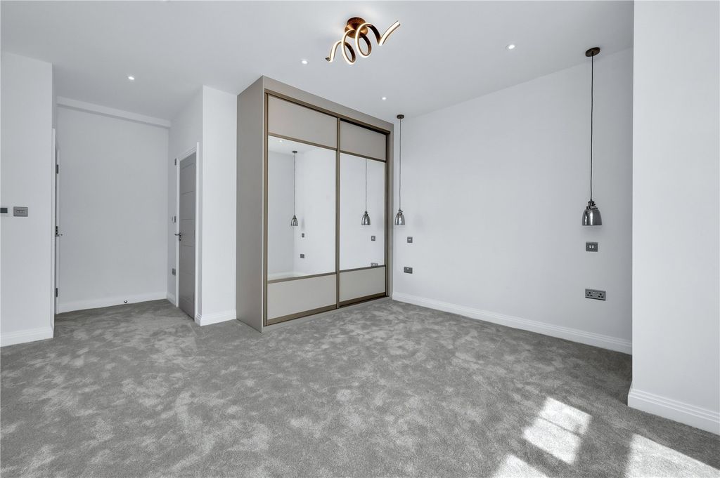 Additional image 19 of 5 bed detached house to rentThe Avenue, Ascot, Berkshire SL5