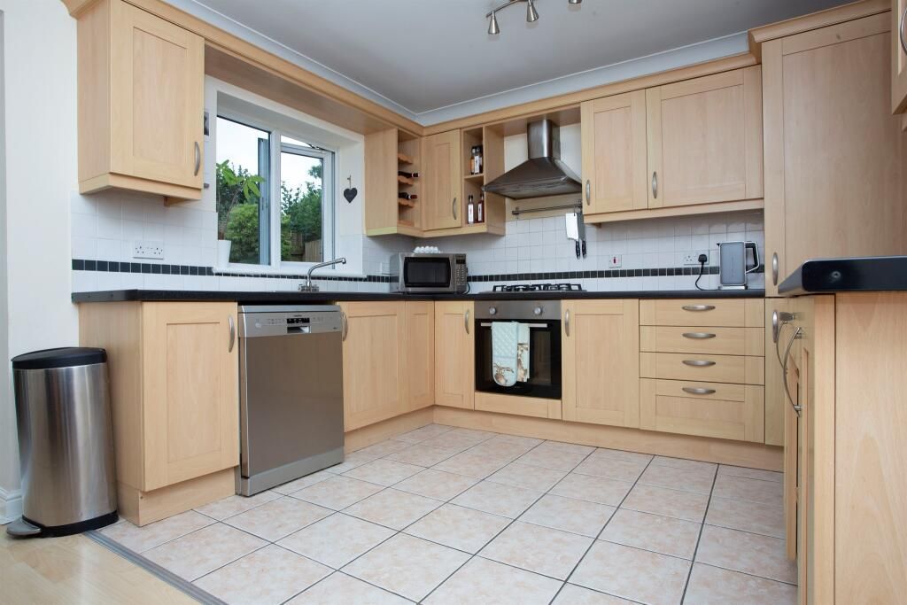 Additional image 5 of 3 bed end terrace house to rentRhiw'r Derwen, Llanharan, Pontyclun CF72