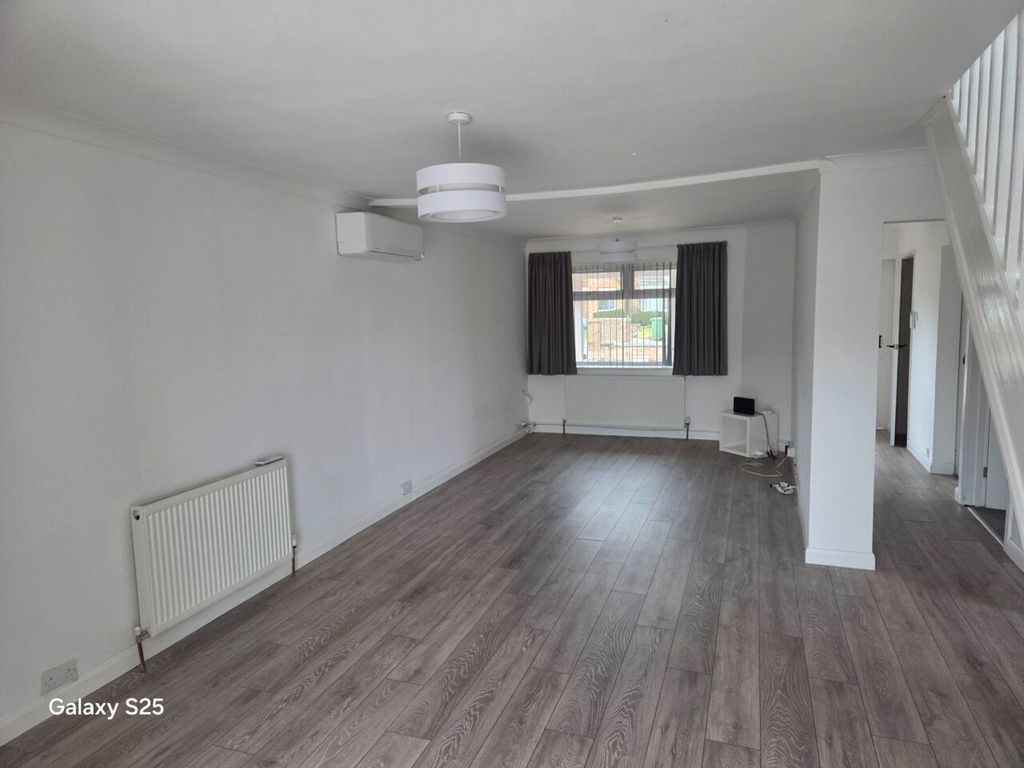 Additional image 7 of 4 bed detached house to rentFieldgate Road, Luton, Bedfordshire LU4