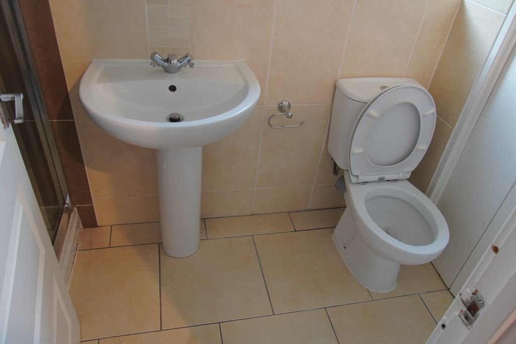 Additional image 6 of 2 bed flat to rentCastleton Drive, Newton Mearns G77