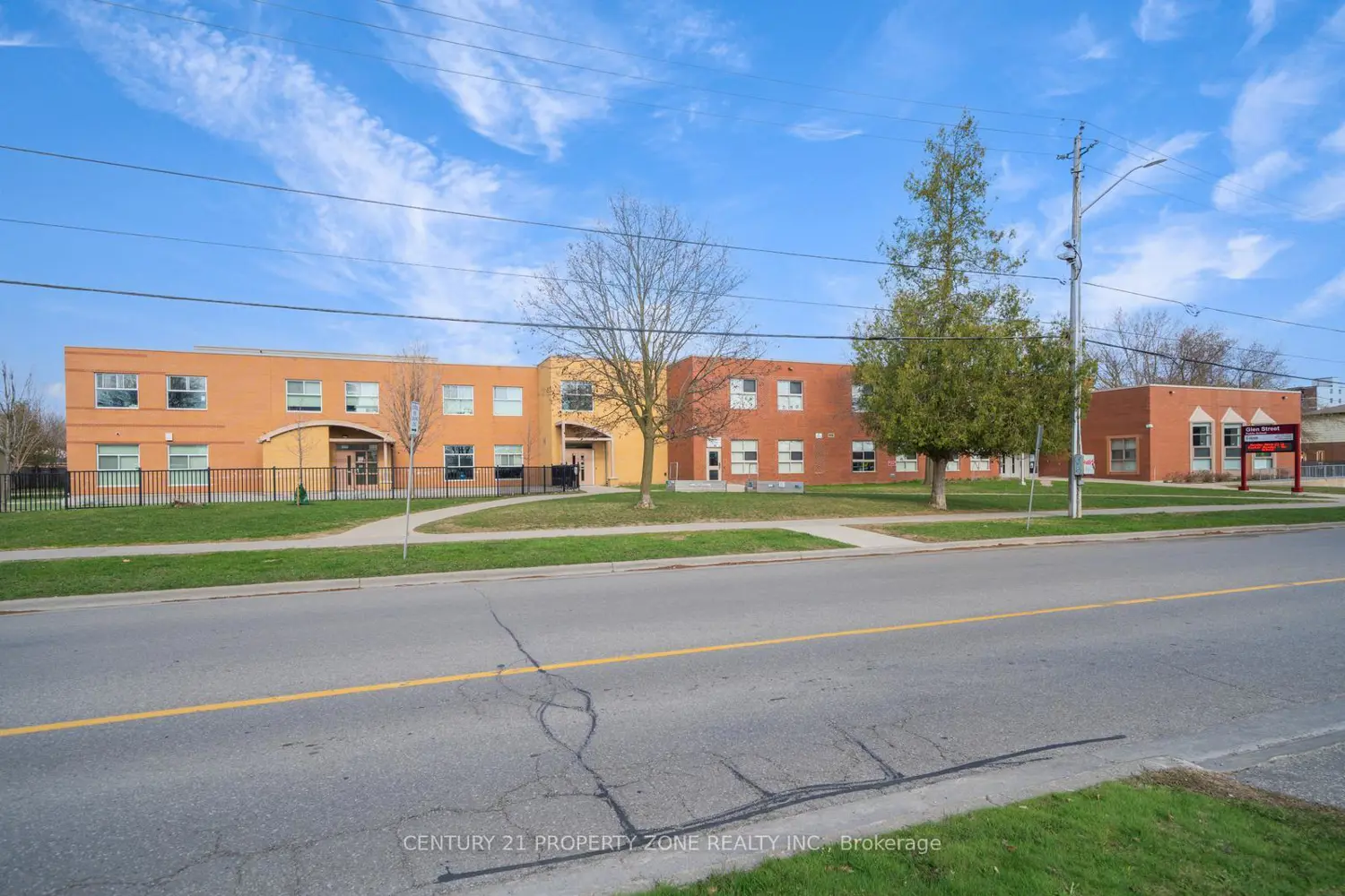 936 Glen Street 411 photo 3