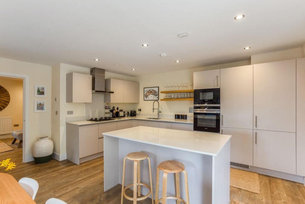 Additional image 2 of 2 bed flat to rentWindsor Court, Marlow SL7
