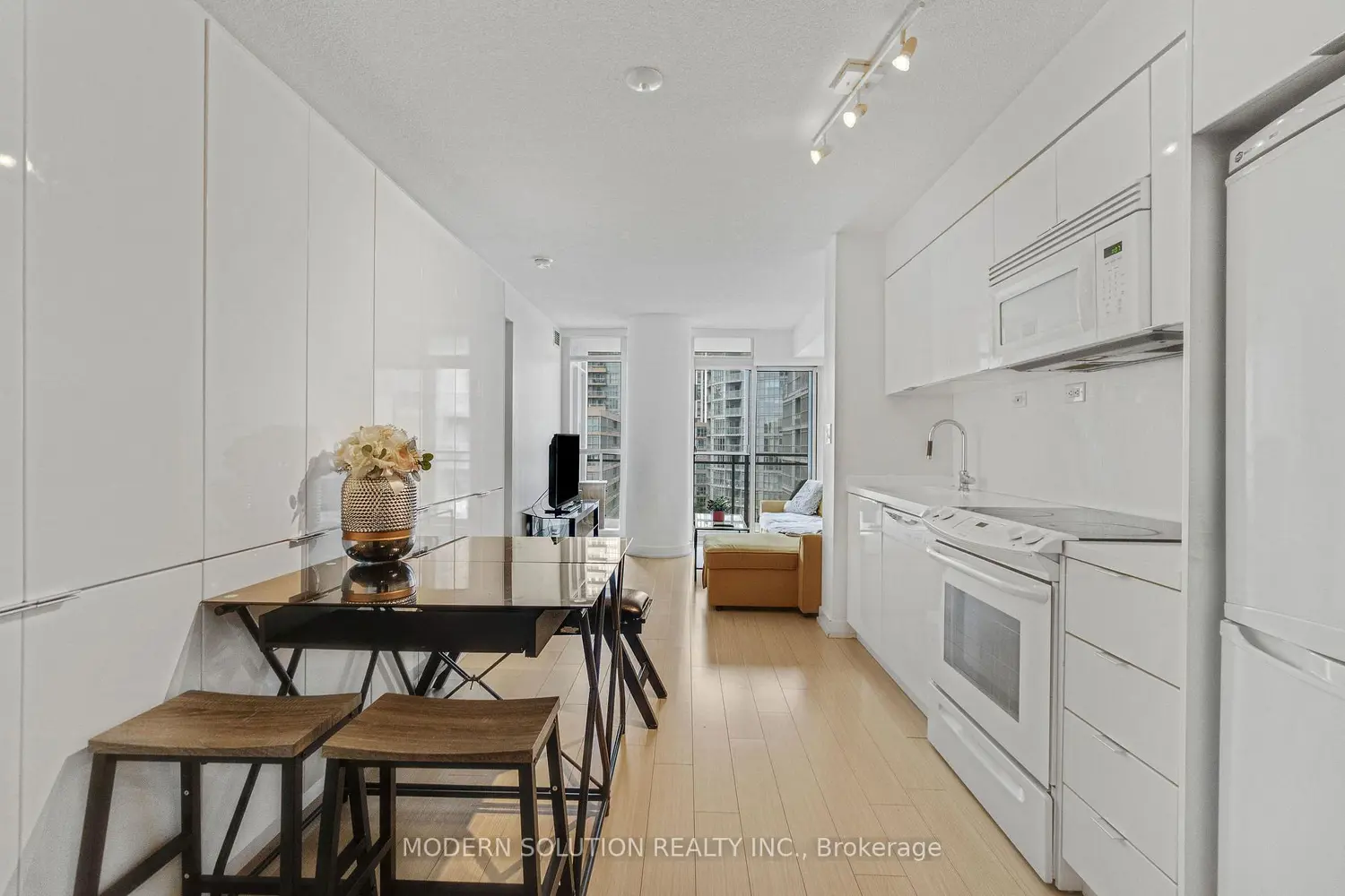 Additional image 4 of 10 Capreol Court 925