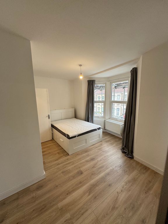 6 bed semi-detached house to rentCairns' Crescent, Bristol BS2
