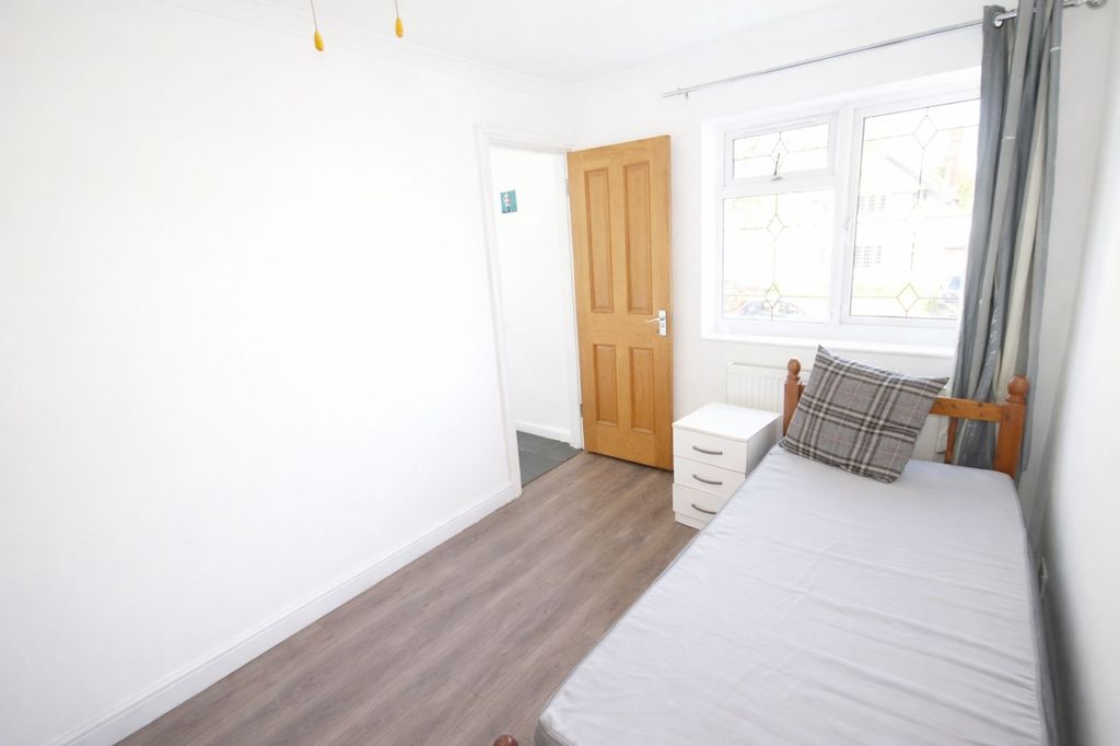 Additional image 18 of 9 bed detached house to rentSomerset Way, Iver SL0