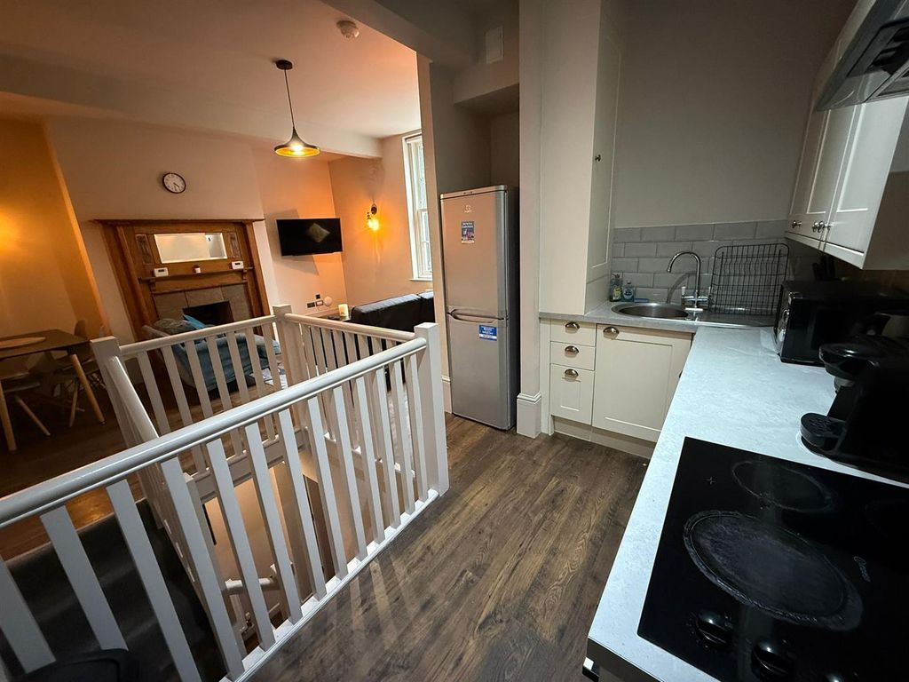 3 bed flat to rentQueen Square, Leeds LS2 photo 4