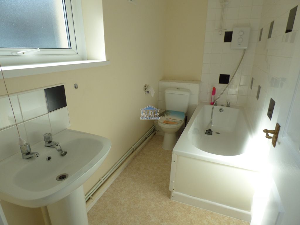 2 bed flat to rentFlat, 2B Gwalia Buildings, Commercial Street, Ogmore Vale, Bridgend. CF32 photo 3