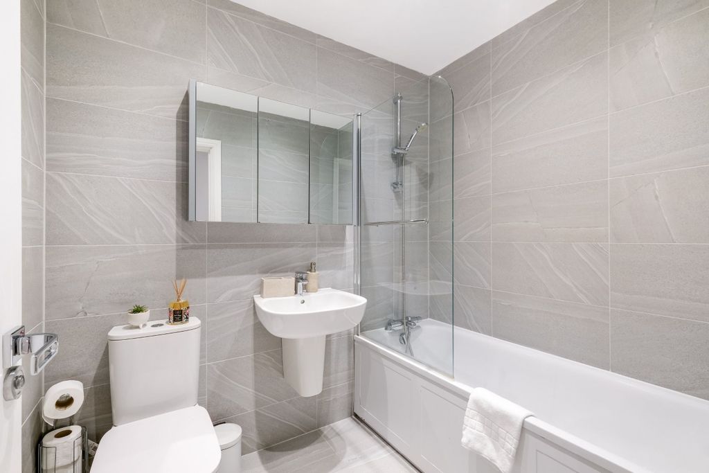 Additional image 6 of 2 bed flat to rentFlat, West Wycombe Road, High Wycombe HP12