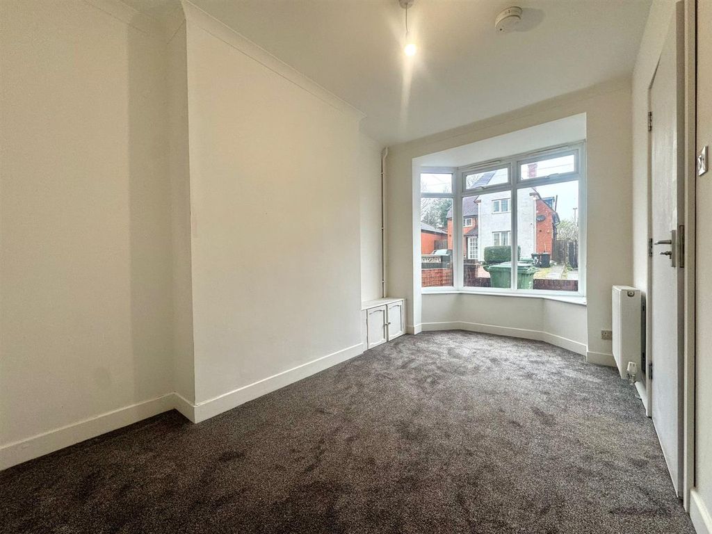 4 bed terraced house to rentEasemore Road, Redditch B98 photo 2