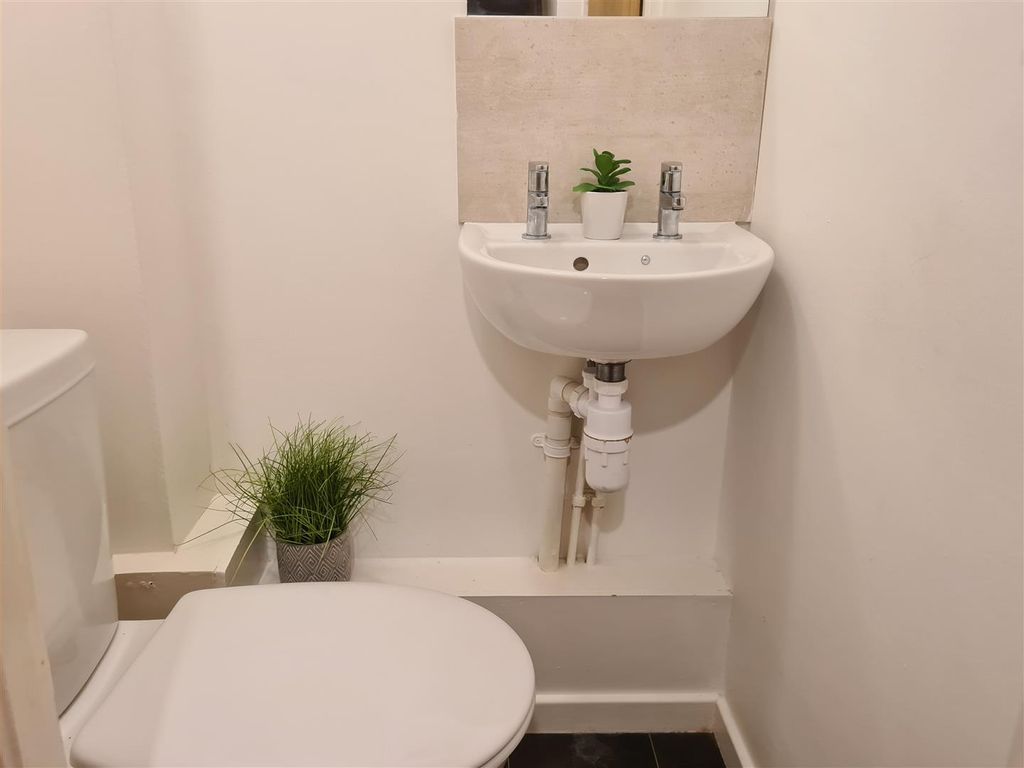5 bed shared accommodation to rent17 The Forum, Tiverton Way, Cambridge - Group Saver CB1 photo 5