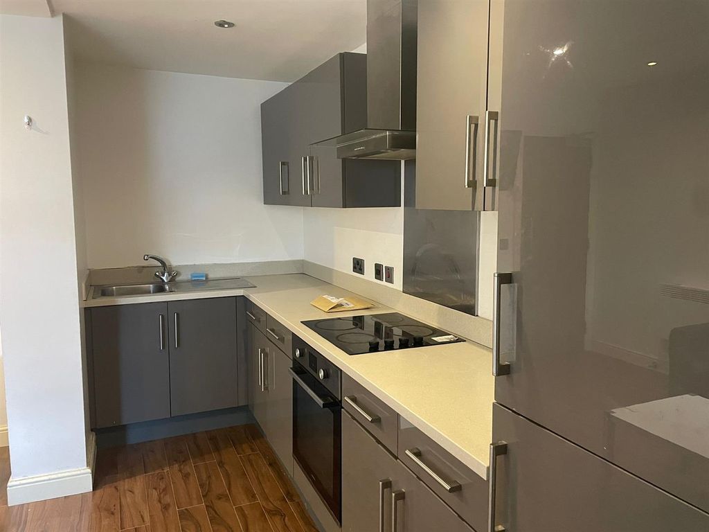 4 bed flat to rentHyde Terrace, Leeds LS2 photo 4