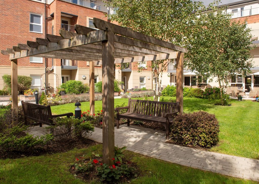 Additional image 11 of 2 bed flat to rentStation Parade, Virginia Water GU25