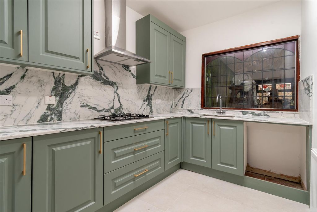 Additional image 3 of 5 bed detached house to rentKeepers Road, Sutton Coldfield B74