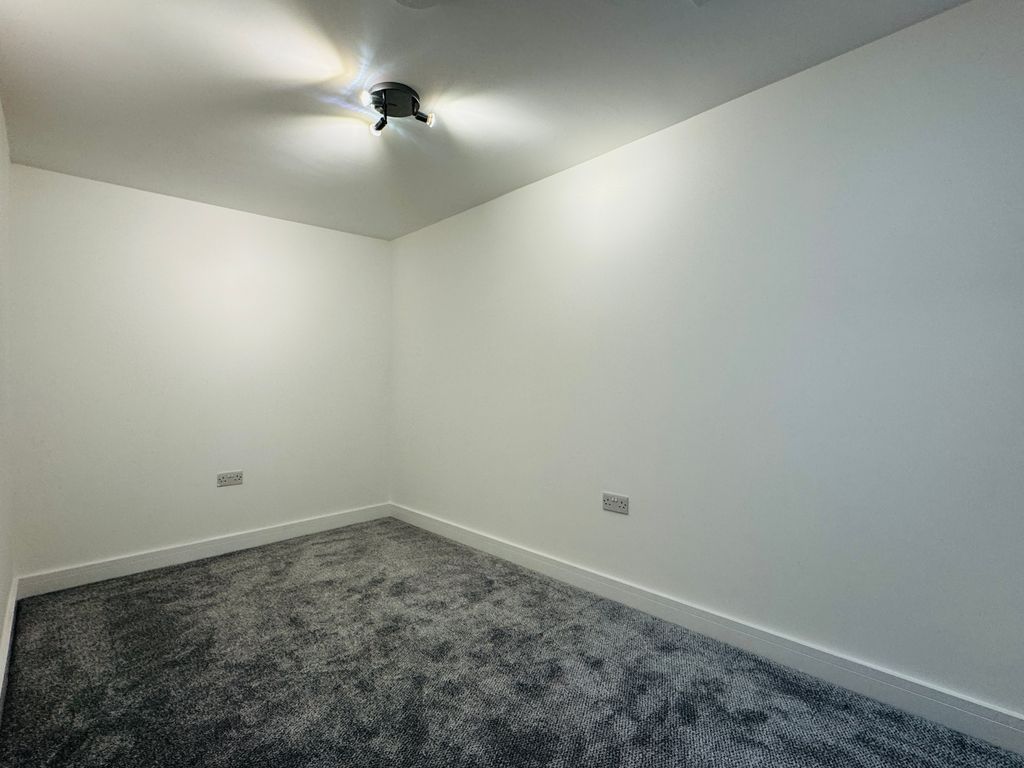2 bed flat to rentCarmarthen SA31 photo 5