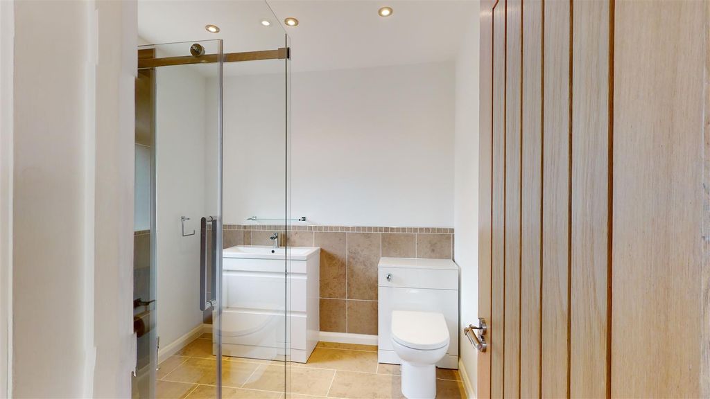 Additional image 15 of 5 bed detached house to rentGloucester Avenue, Melton Mowbray LE13