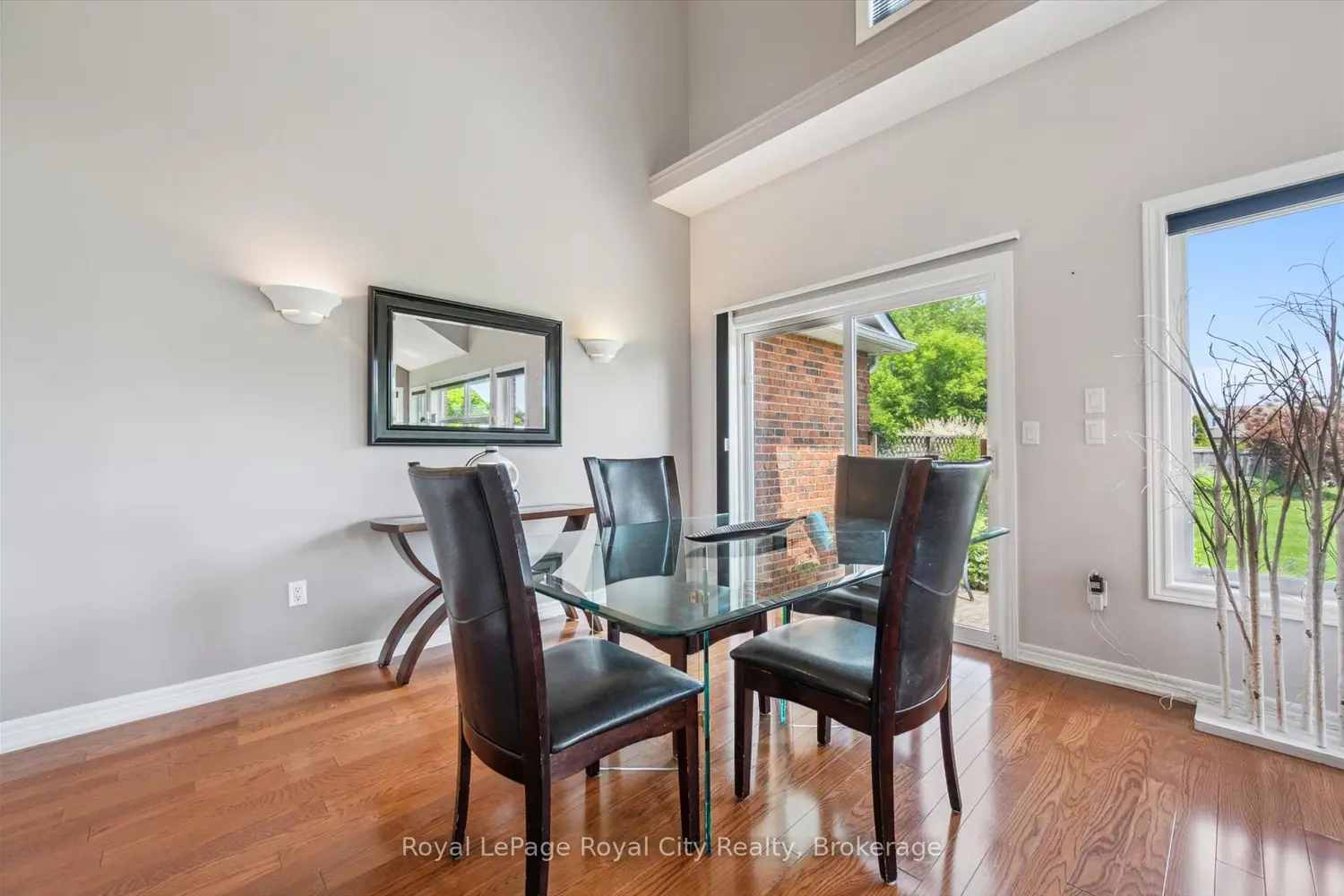 105 Riverwalk Place photo 2