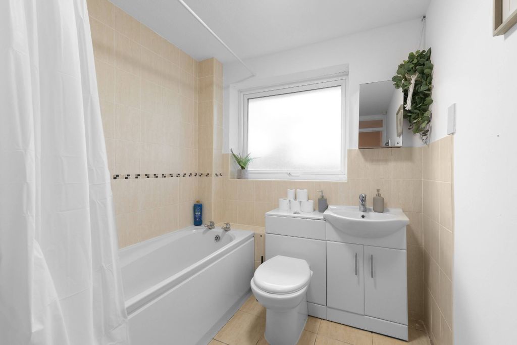 Additional image 5 of 2 bed flat to rentWokingham Road, Binfield, Bracknell RG42