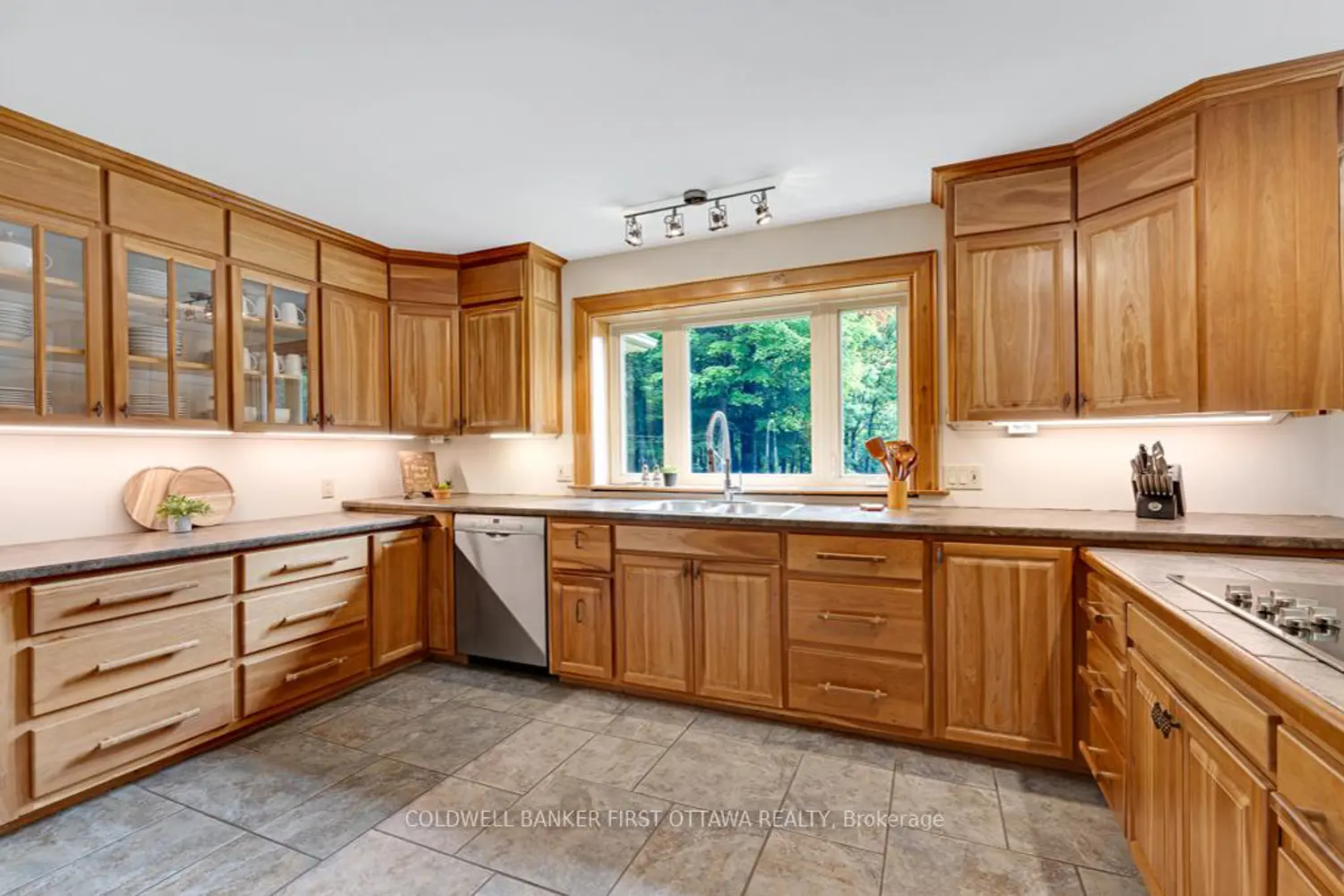 139 Sheil Drive photo 4